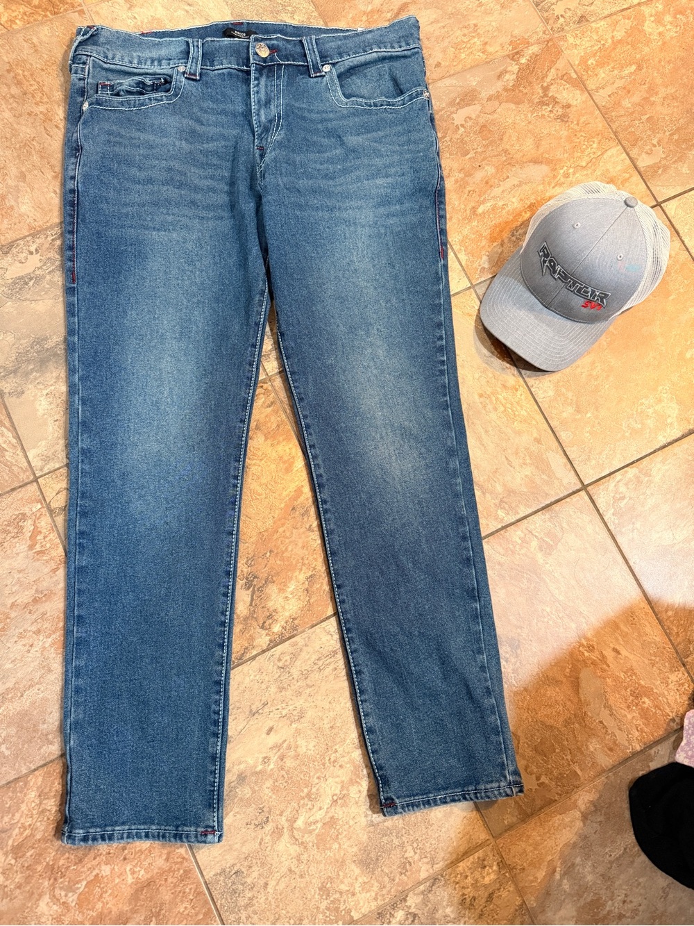 True Religion Men’s Medium Blue Straight Jeans with Red Pocket Stitching - Picture 3 of 6